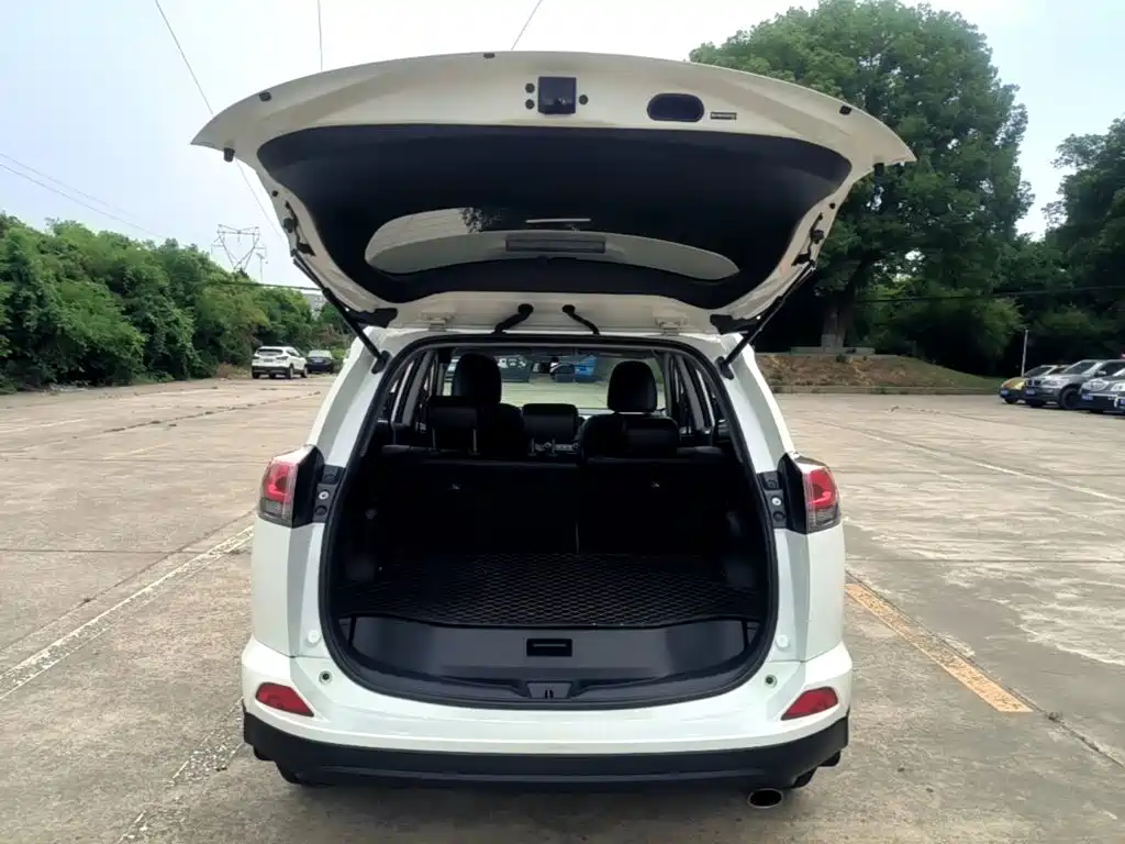 Toyota RAV4 2019 — фото 19