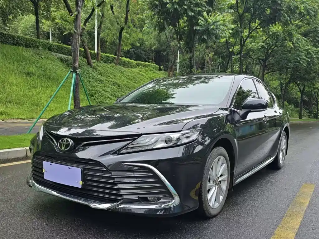 Toyota Camry 2023 — фото 1