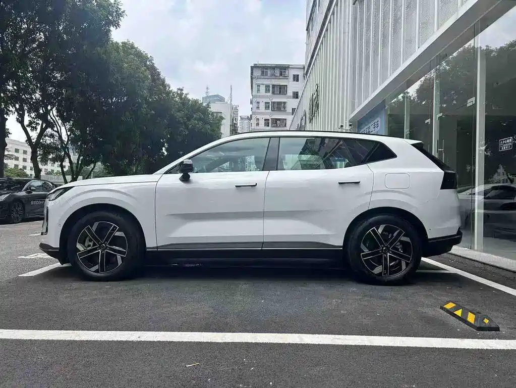 Volvo XC70 Plug-In Hybrid 2025 — фото 2