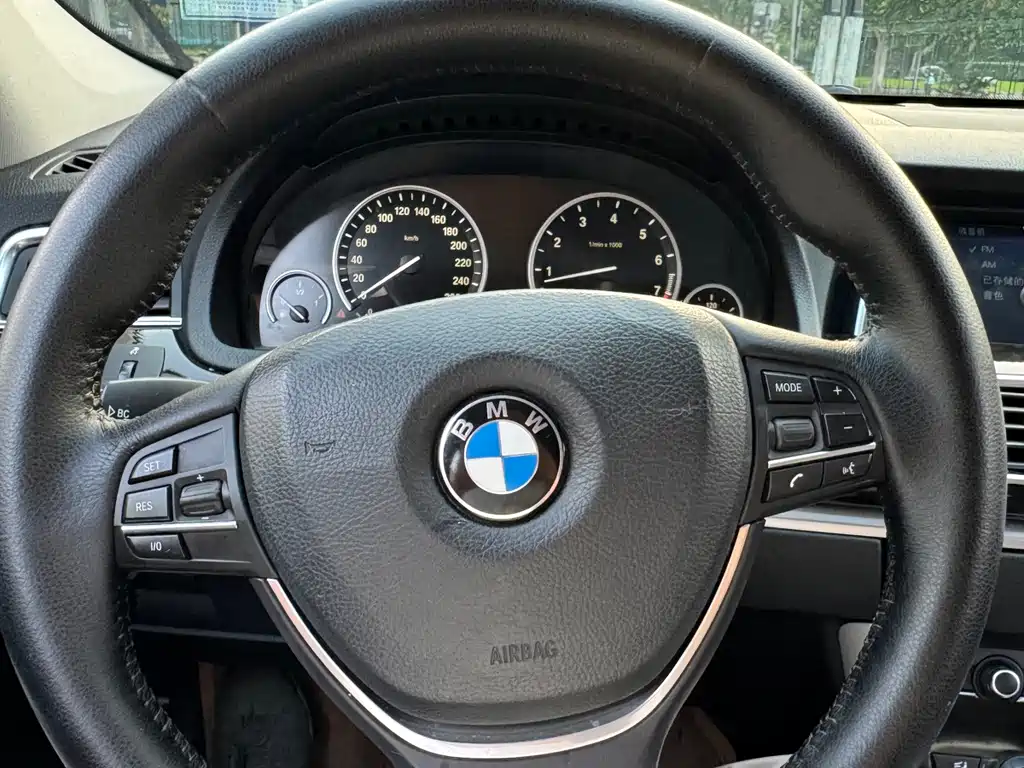 BMW 5 Series GT 2012 — фото 15