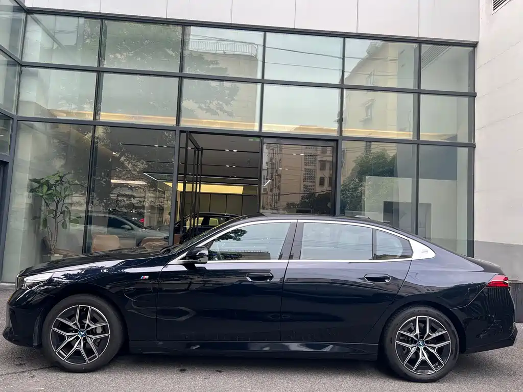 BMW i5 2025 — фото 4