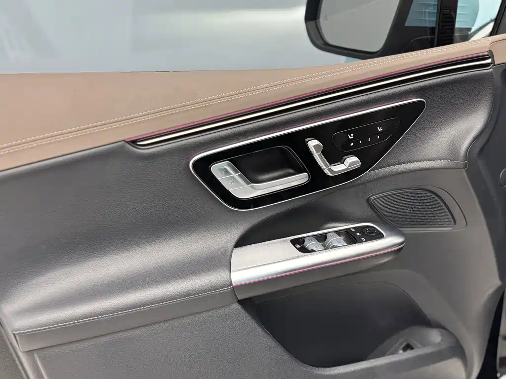 Mercedes-Benz EQE SUV 2024 — фото 15