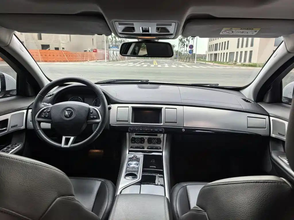 Jaguar XF 2014 — фото 12