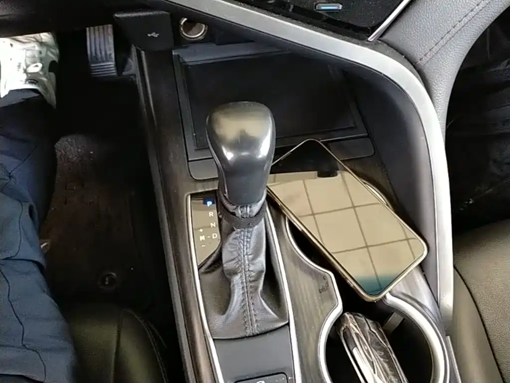 Toyota Camry 2023 — фото 14