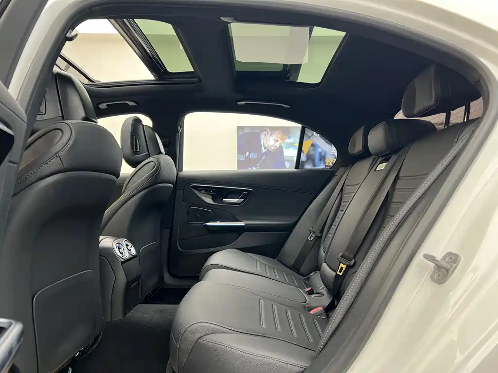 Mercedes-Benz C-Class 2025 — фото 4