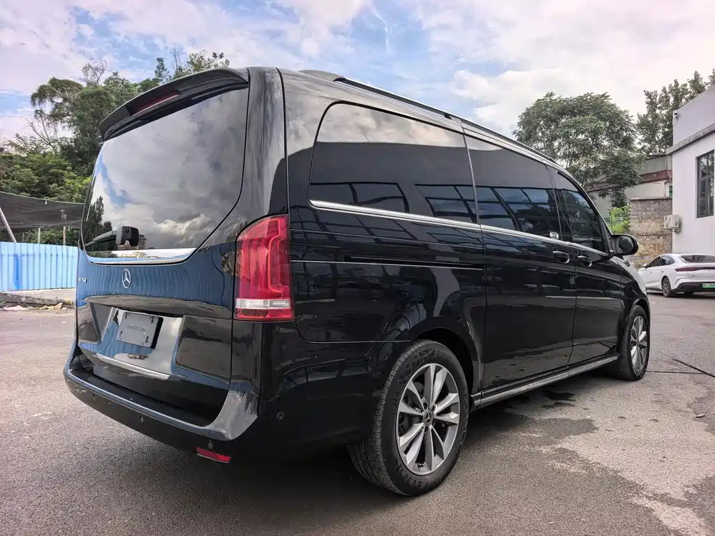Mercedes-Benz V-Class 2023 — фото 12