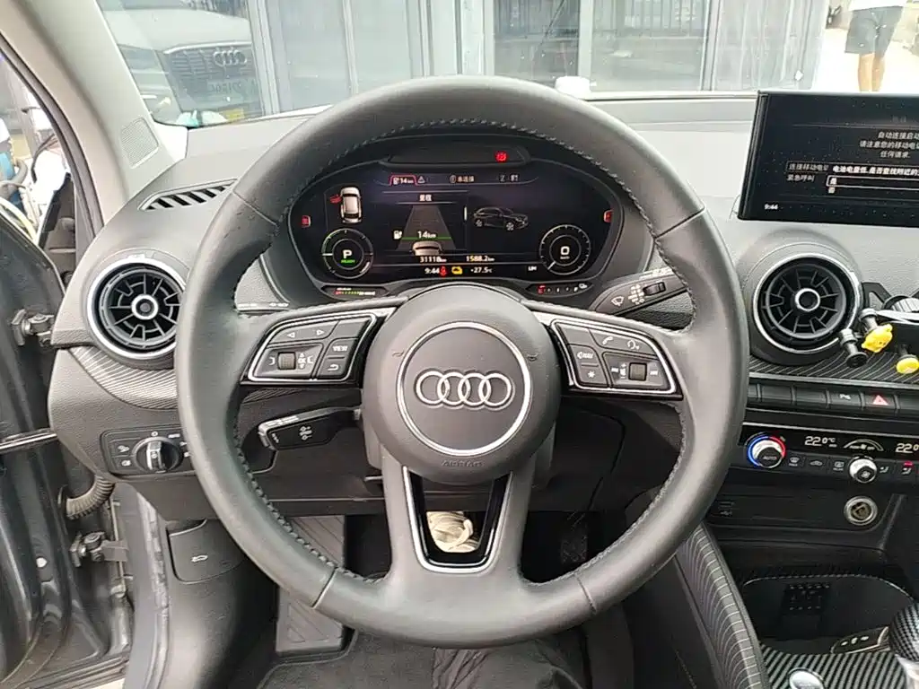 Audi Q2L E-Tron 2021 — фото 11