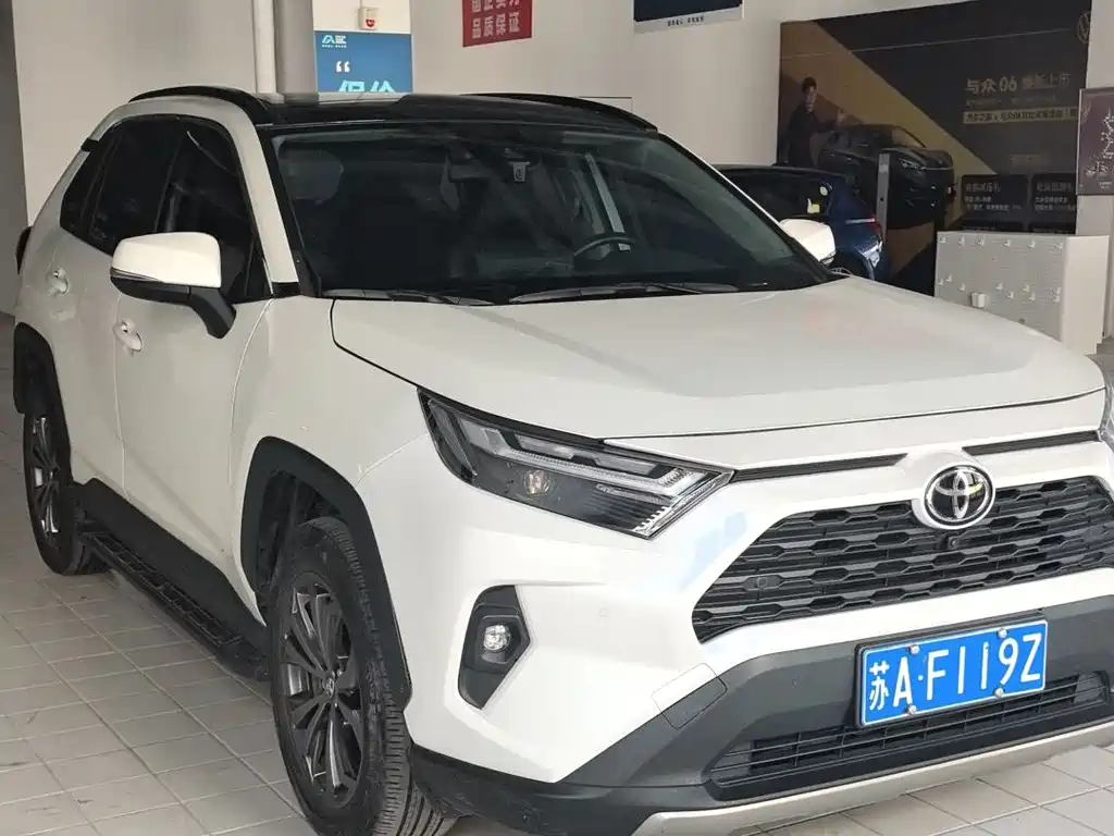 Toyota RAV4 2023 — фото 17