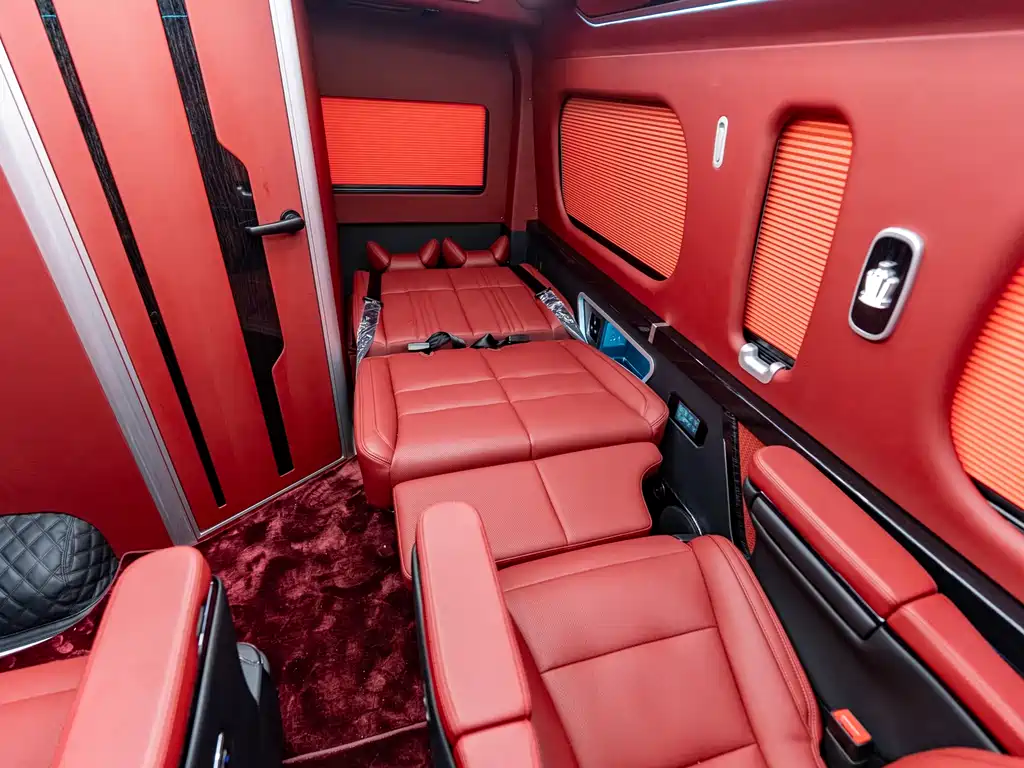 Toyota Hiace — фото 25