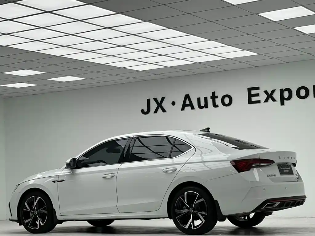 Skoda Octavia 2023 — фото 19