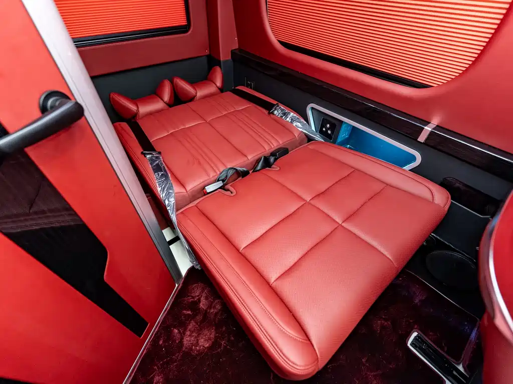 Toyota Hiace — фото 19