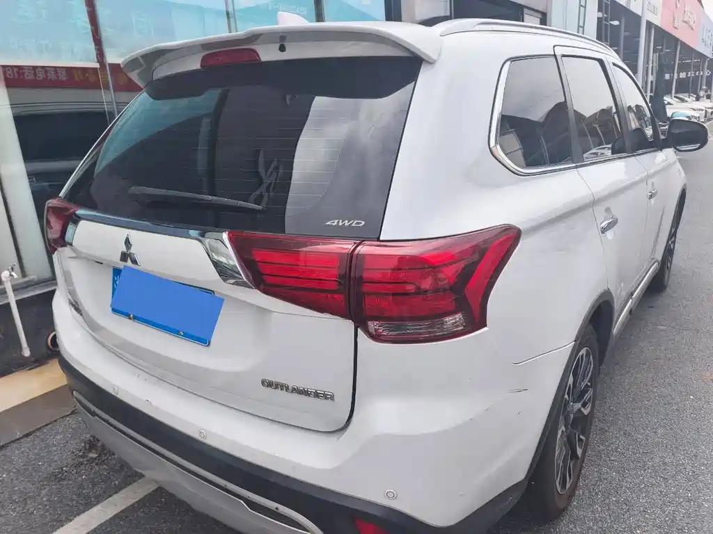 Mitsubishi Outlander 2021 — фото 10