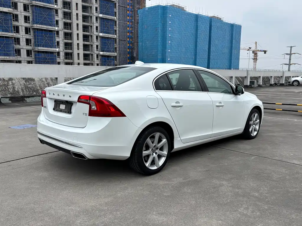 Volvo S60 2016 — фото 13