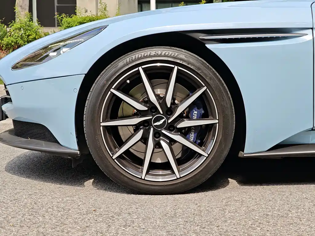 Aston Martin DB11 2019 — фото 8