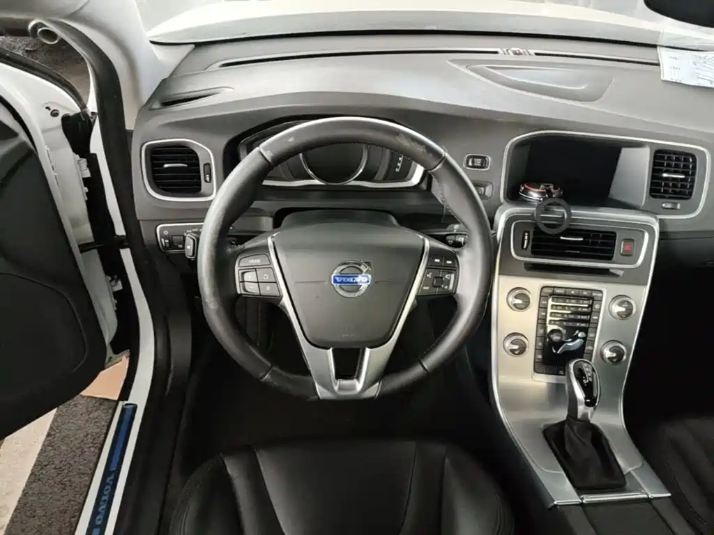 Volvo S60 2017 — фото 11