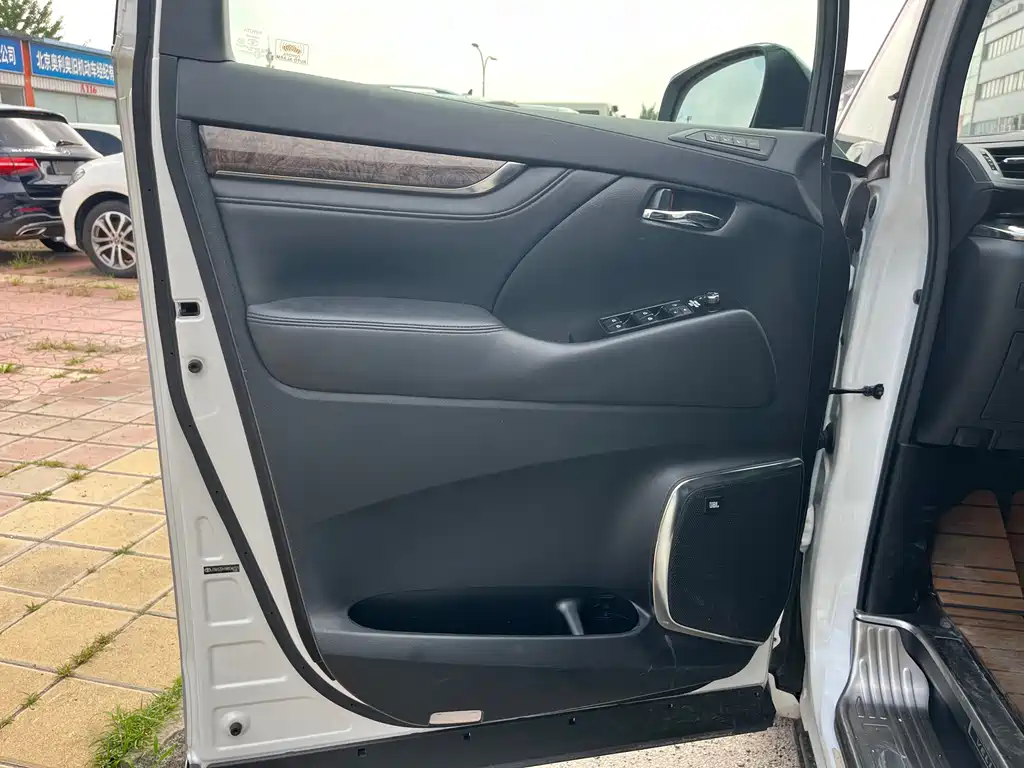 Toyota Vellfire 2021 — фото 8