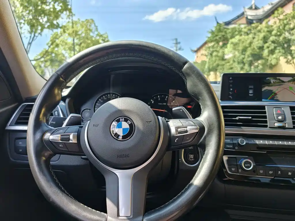BMW 3 Series 2018 — фото 20