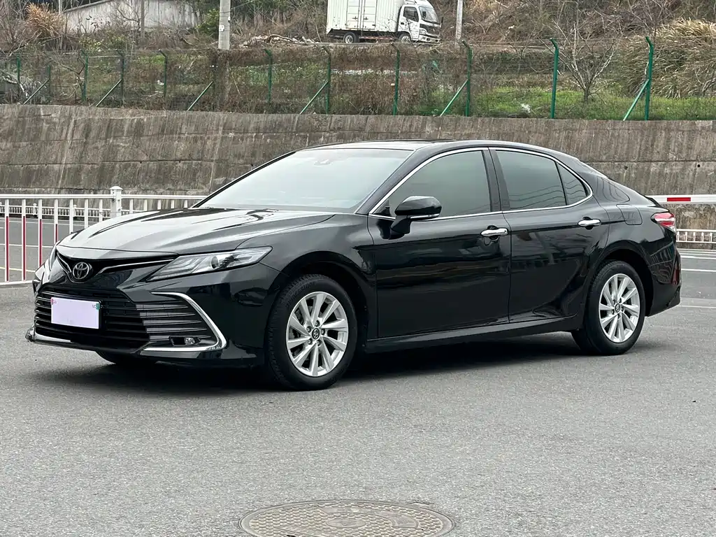 Toyota Camry 2023 — фото 1