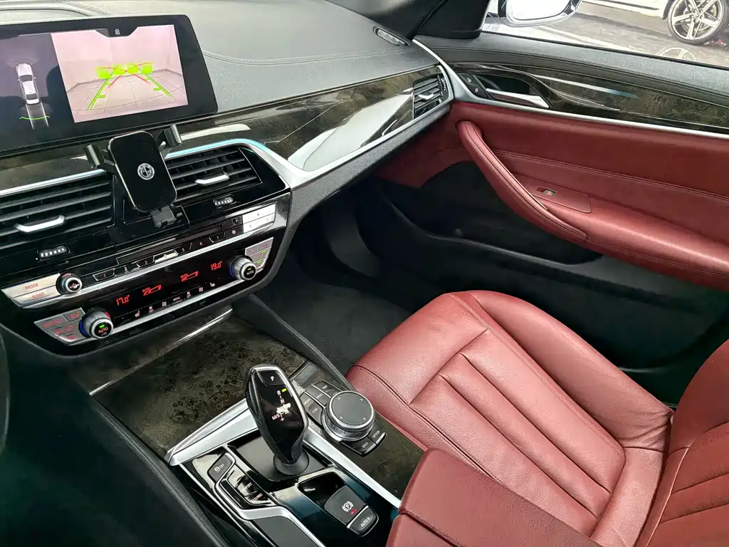 BMW 5 Series 2019 — фото 14