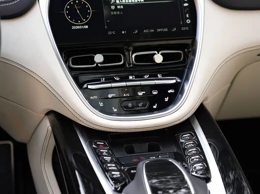 Aston Martin DBX 2023 — фото 18