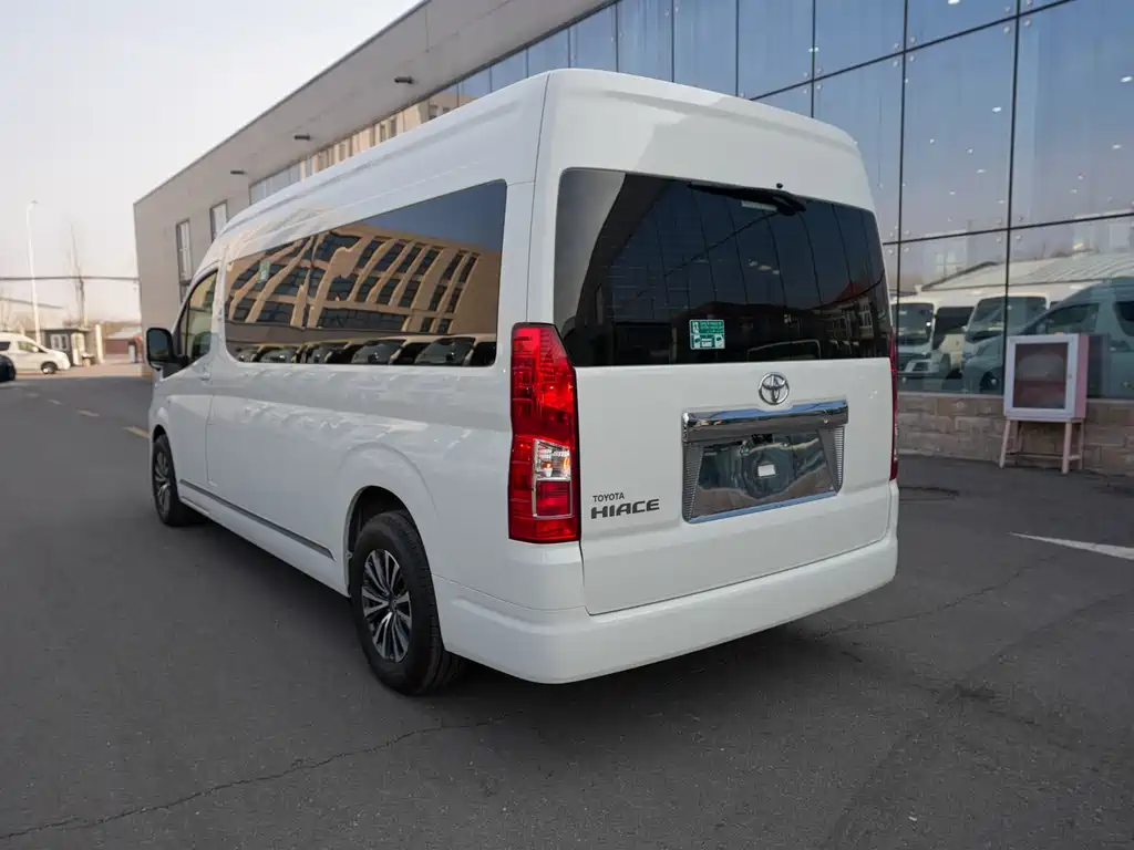 Toyota Hiace — фото 3