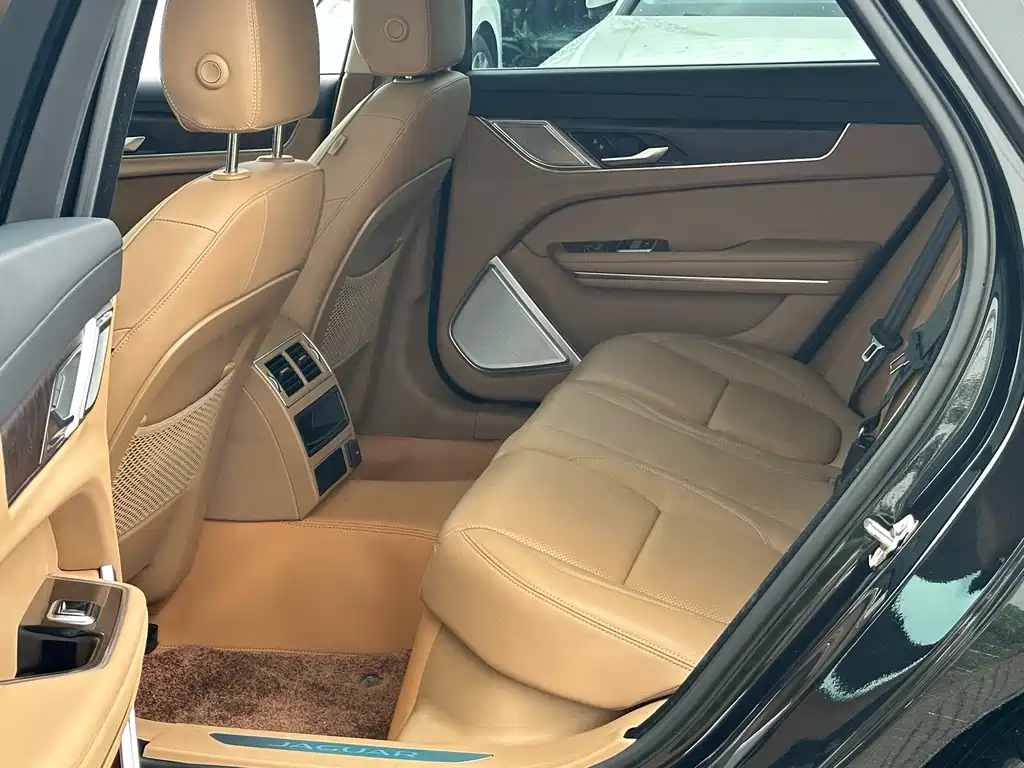 Jaguar XFL 2025 — фото 10