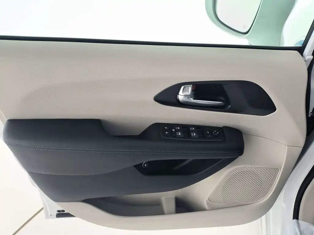 Chrysler Grand Voyager PHEV 2025 — фото 10