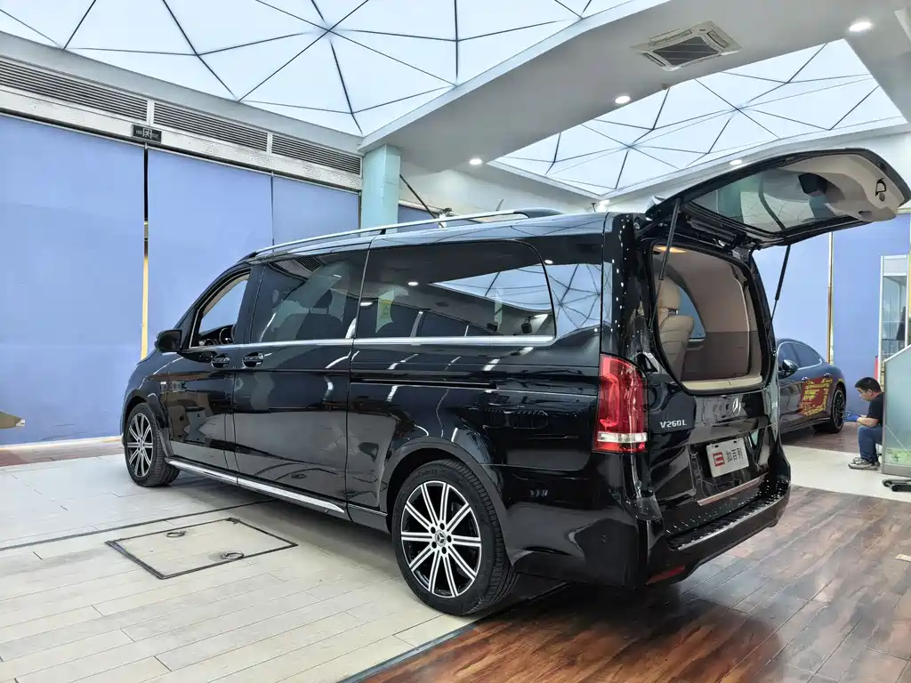Mercedes-Benz V-Class 2024 — фото 16