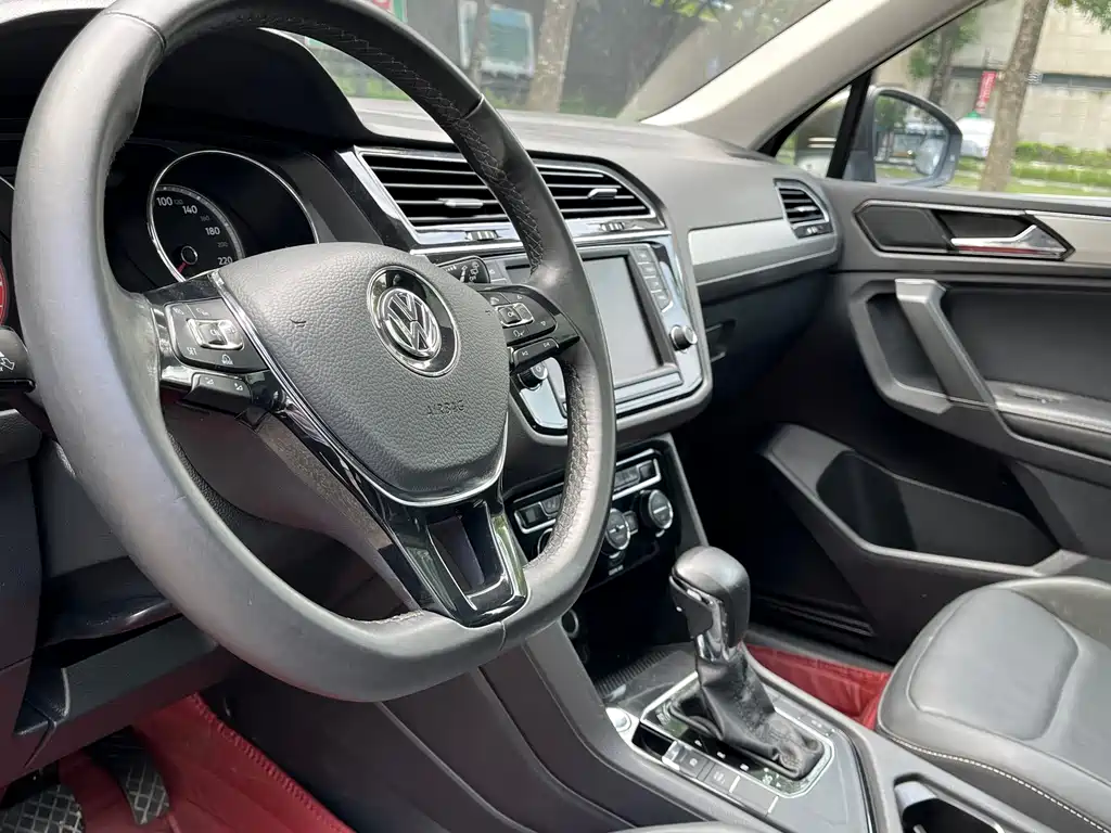 Volkswagen Tiguan L 2018 — фото 11