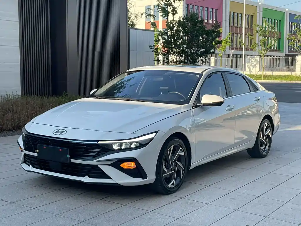 Hyundai Elantra 2024 — фото 1