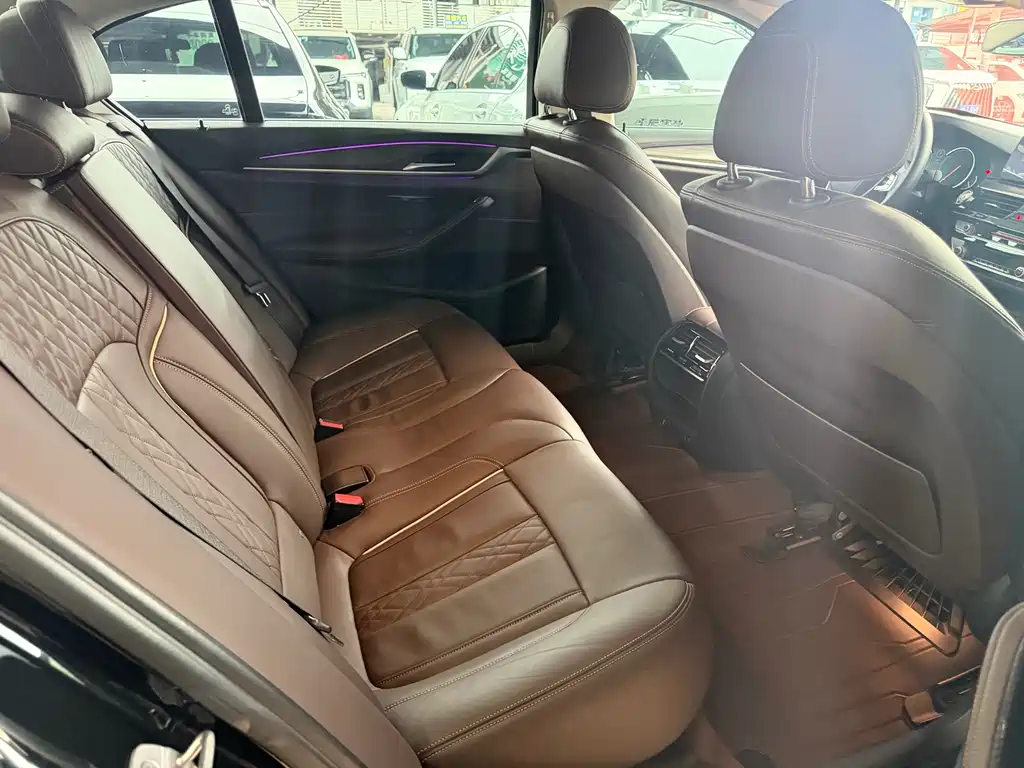BMW 5 Series 2018 — фото 9