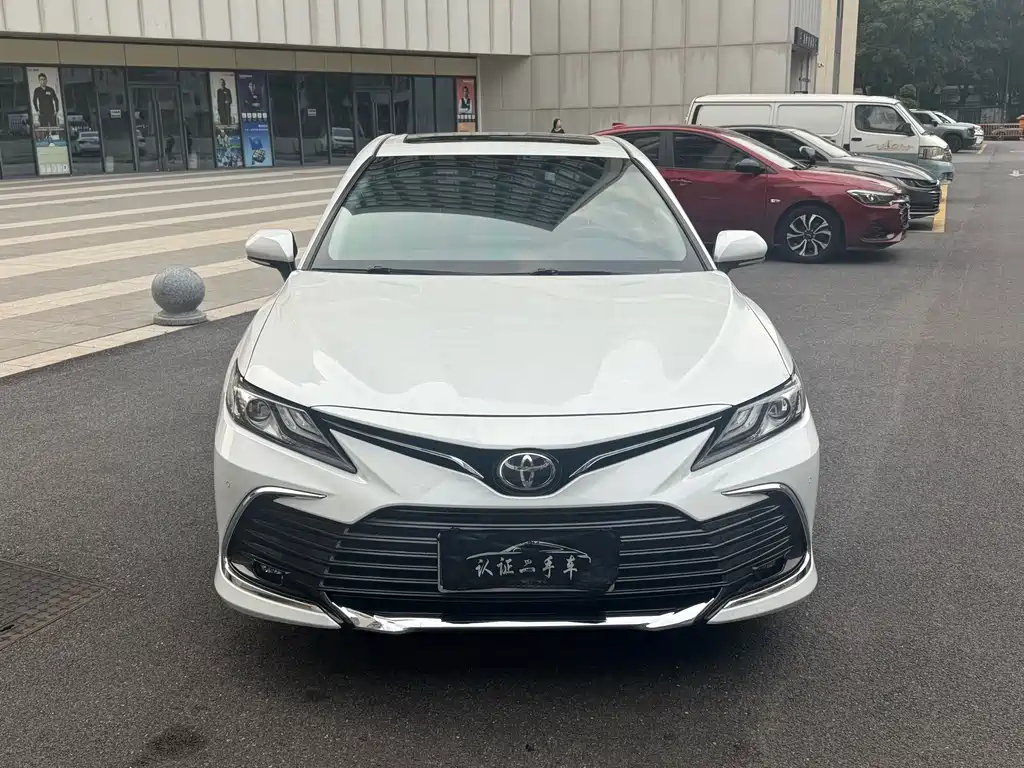 Toyota Camry 2023 — фото 2