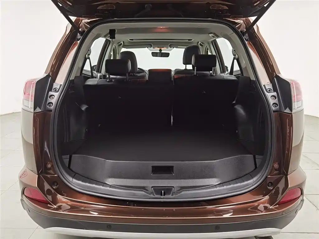Toyota RAV4 2018 — фото 16