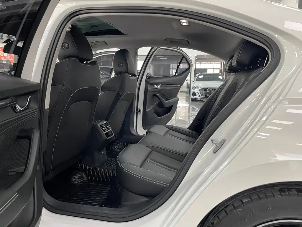 Skoda Octavia 2022 — фото 6