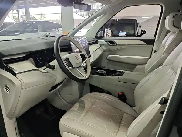 Volvo EM90 2024