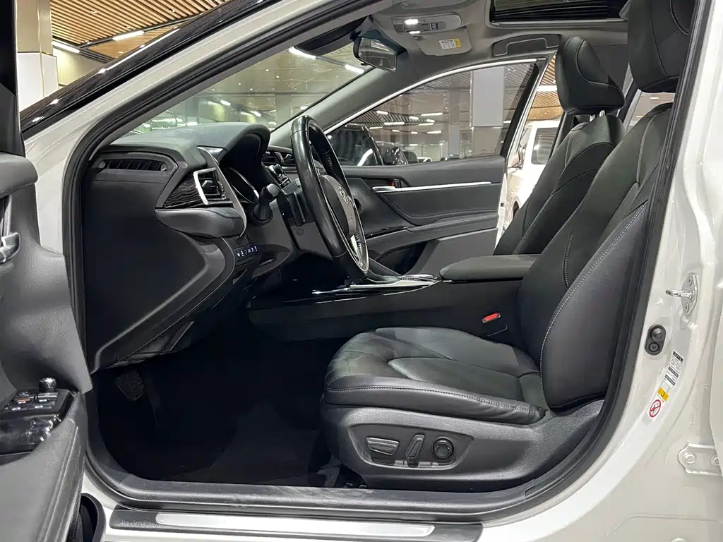 Toyota Camry 2019 — фото 4