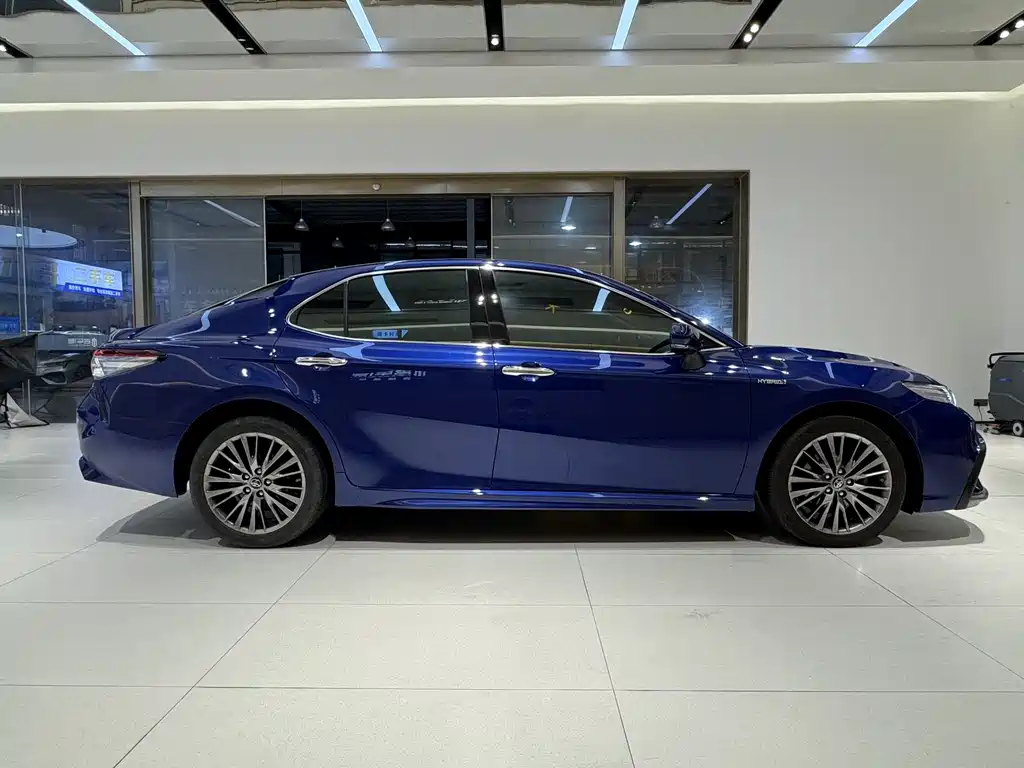 Toyota Camry 2018 — фото 6