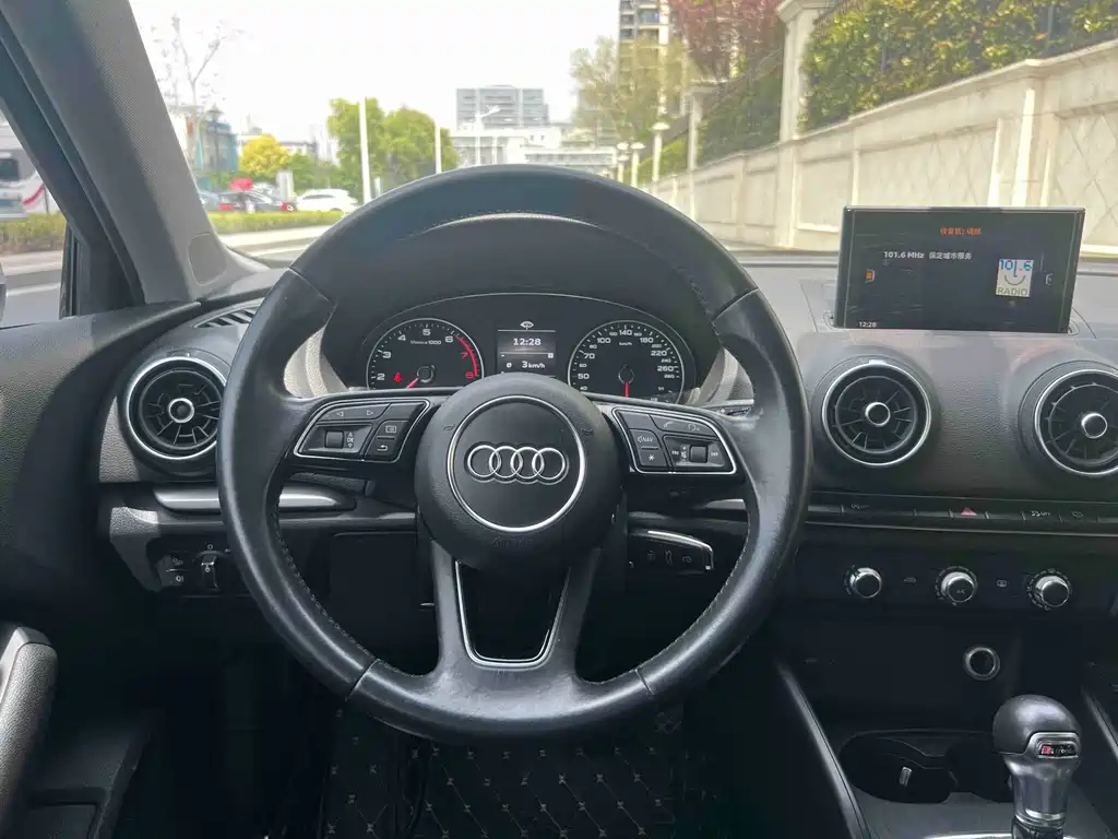 Audi A3 2018 — фото 9