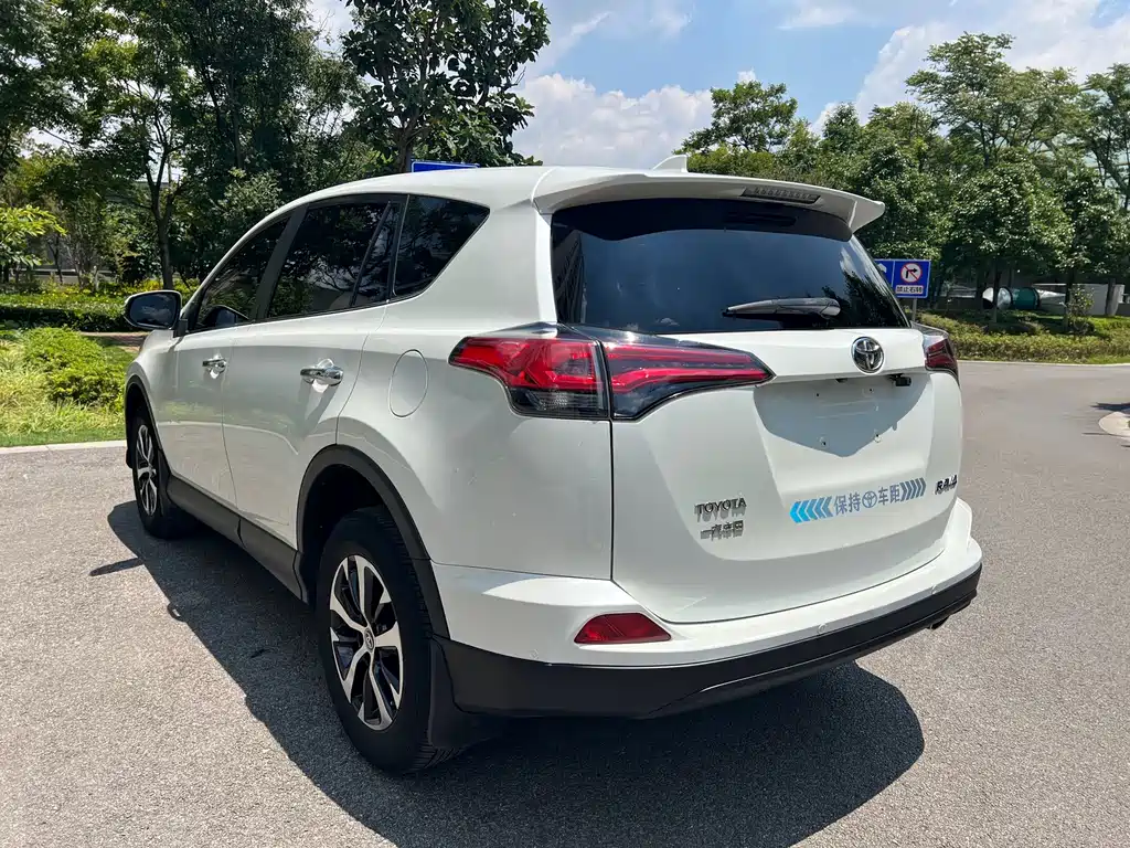 Toyota RAV4 2019 — фото 13