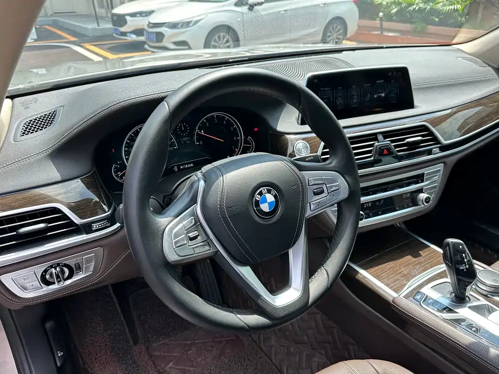 BMW 7 Series 2017 — фото 10