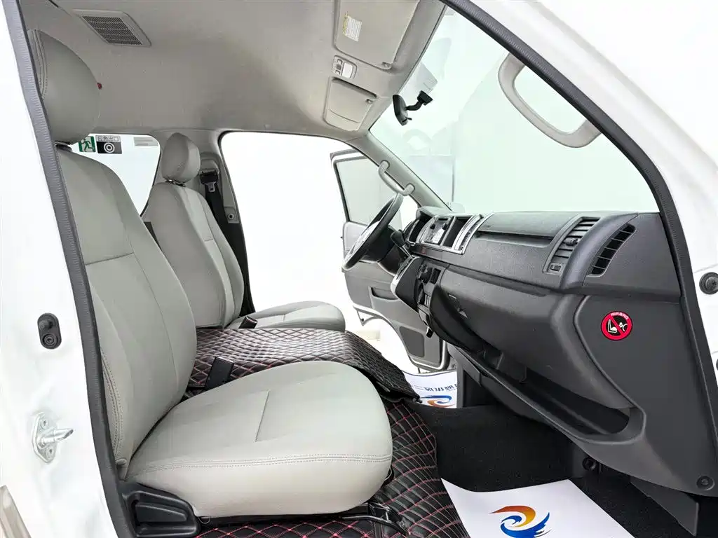 Toyota Hiace 2017 — фото 5