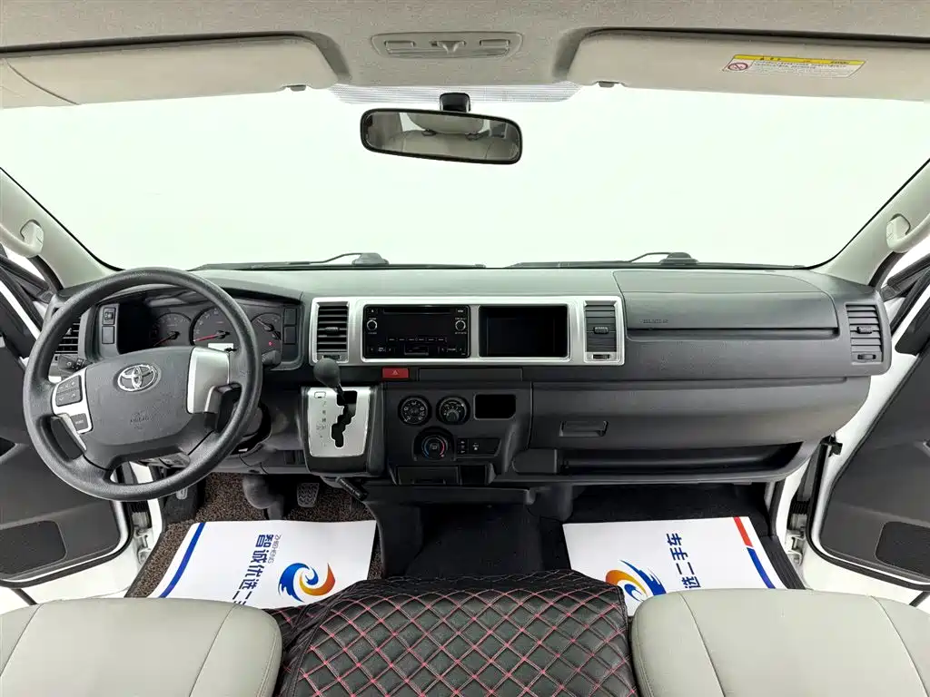 Toyota Hiace 2017 — фото 10