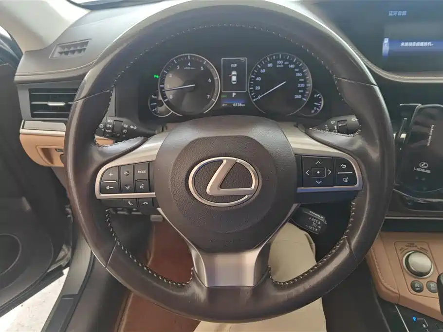 Lexus ES 2018 — фото 15