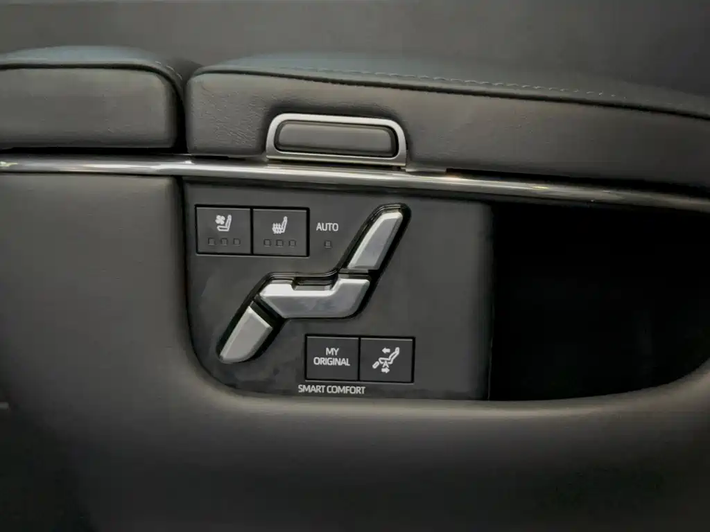 Toyota Alphard 2023 — фото 18