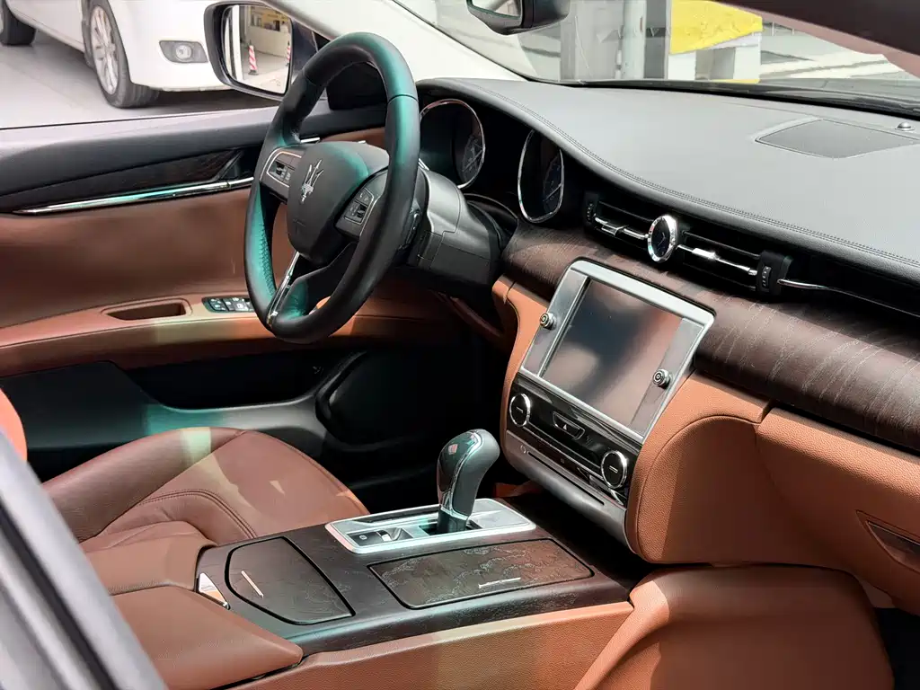 Maserati Quattroporte 2015 — фото 11