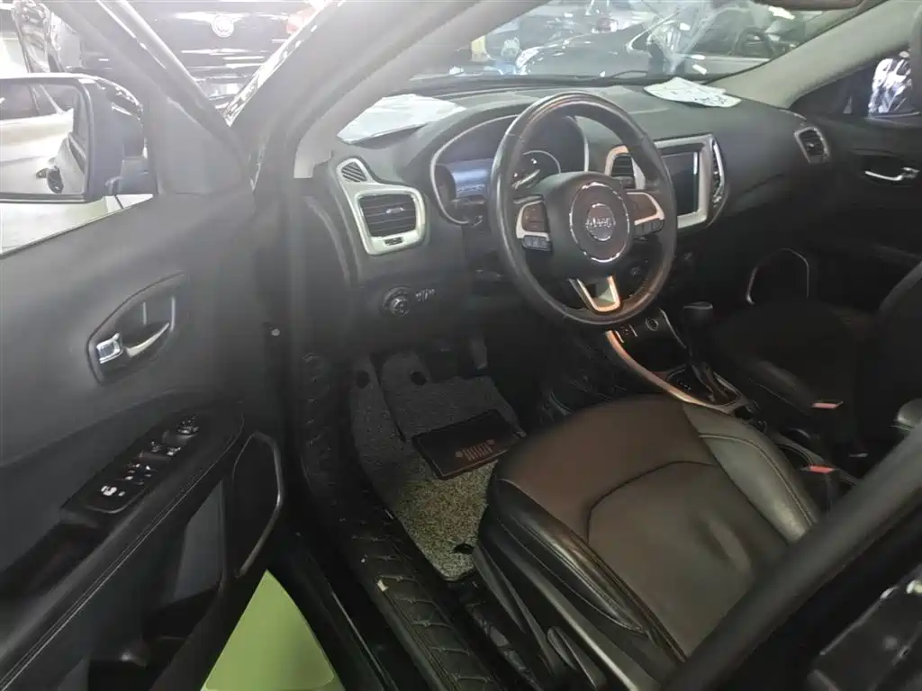 Jeep Compass 2017 — фото 16