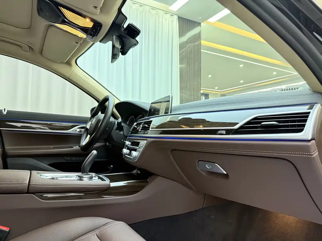 BMW 7 Series 2018 — фото 9