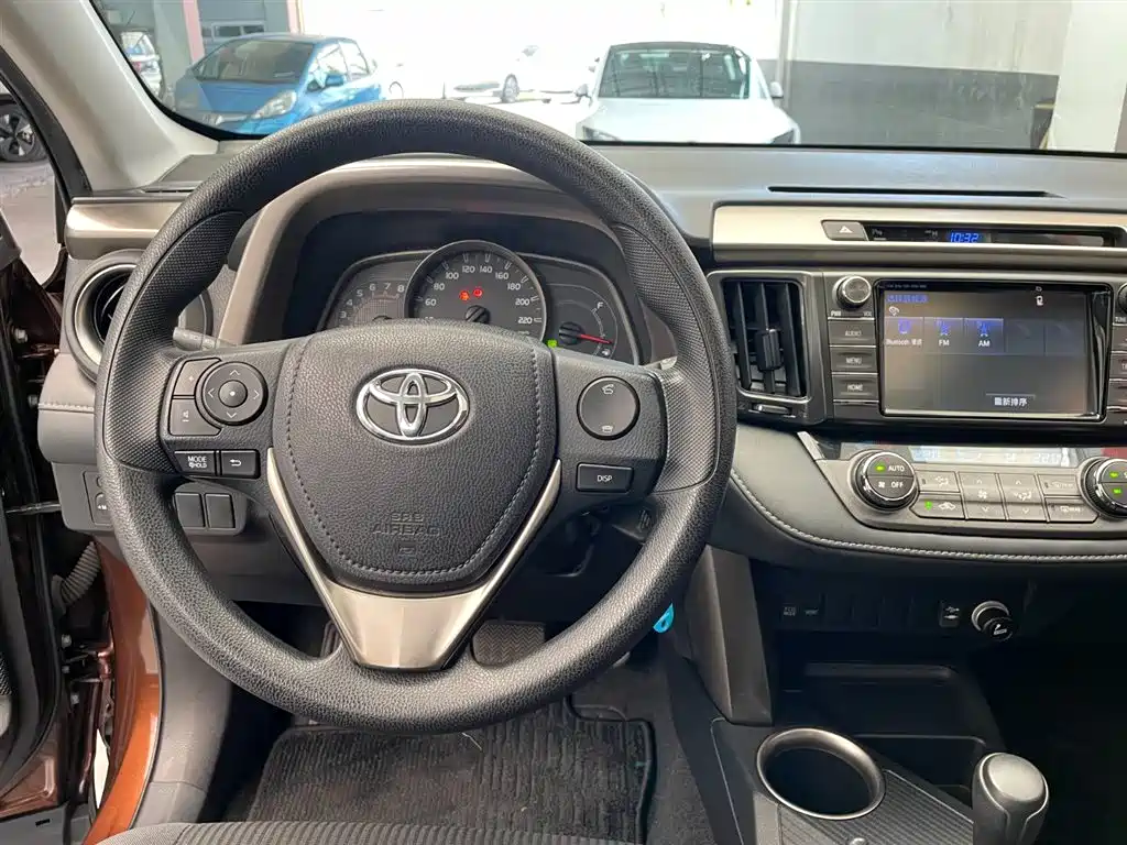 Toyota RAV4 2016 — фото 11