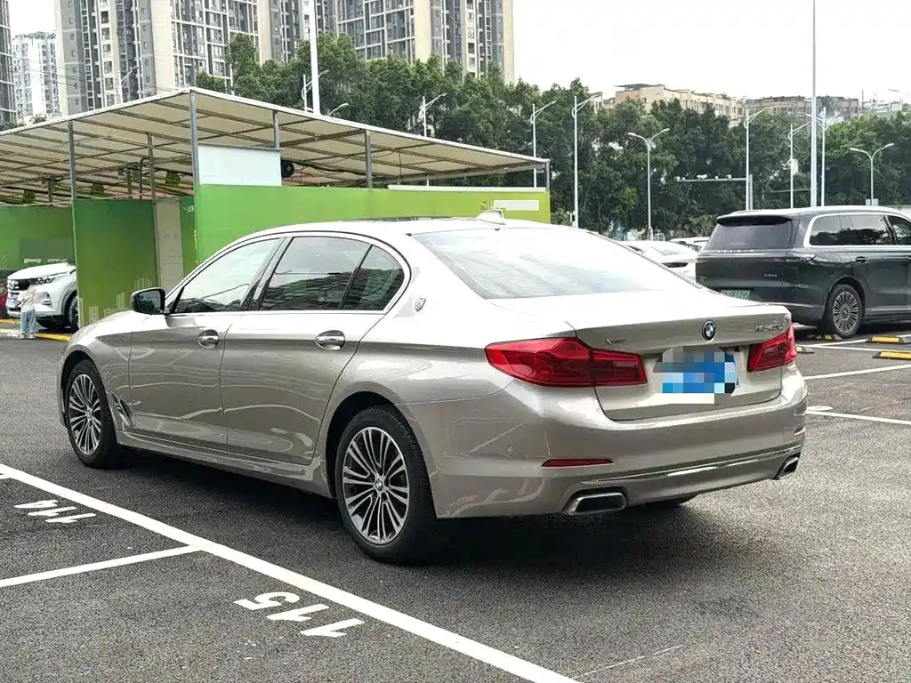 BMW 5 Series 2018 — фото 10
