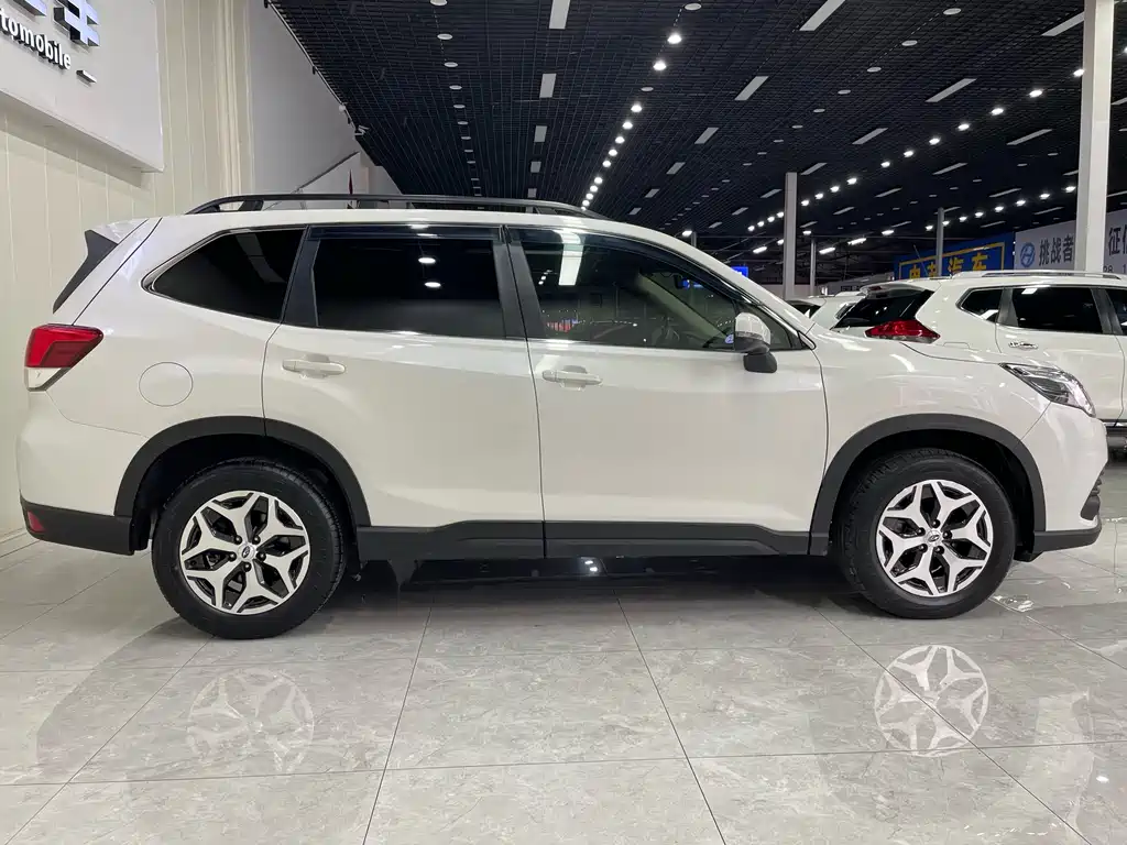 Subaru Forester 2023 — фото 9